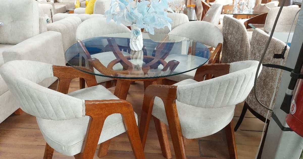 Comedor circular de 4 sillas con mesa de vidrio y base en madera tornillo - Comedores - Roble Miel y Nogal Oscuro | Muebles Bethel
