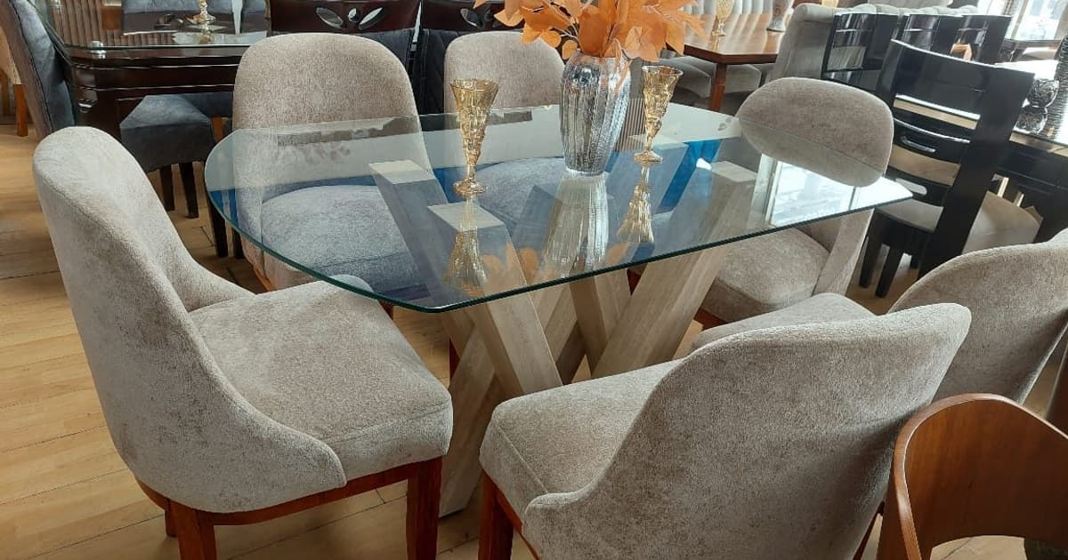 Comedor de 6 sillas tapizadas con mesa de vidrio y base en mármol - Comedores - Roble Miel y Nogal Oscuro | Muebles Bethel