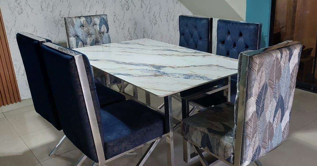 Comedor moderno de 6 sillas tapizadas con mesa de piedra sinterizada y acero - Comedores - Roble Miel y Nogal Oscuro | Muebles Bethel